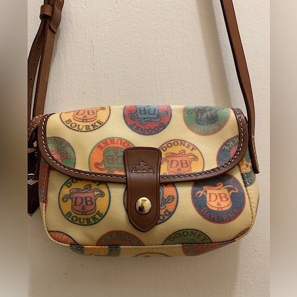 DOONEY & BOURKE Logo Medallion Crest Collection Wristlet Cream Brown Leather bag - Picture 12 of 13